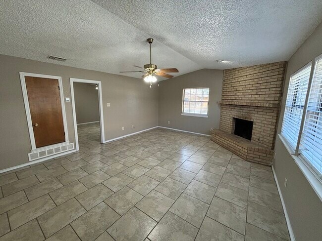 Building Photo - 2 bed 2 bath townhome