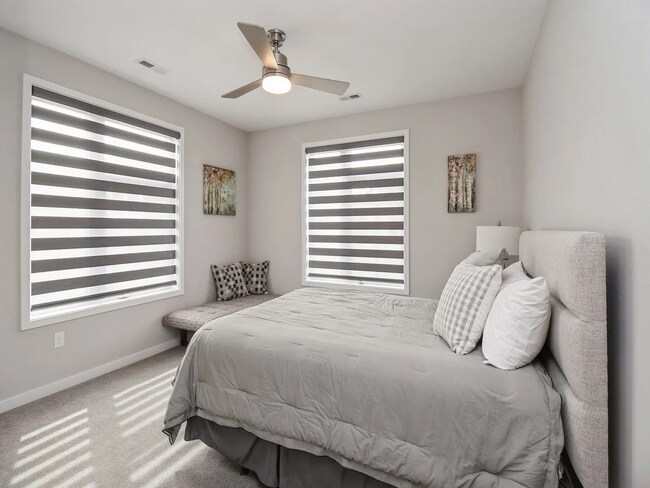 Building Photo - Luxurious 3-Bedroom, 2-Bathroom Townhouse – Des Moines