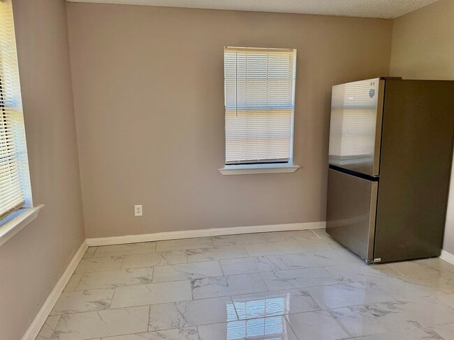 Building Photo - 2215 Henrietta Rd