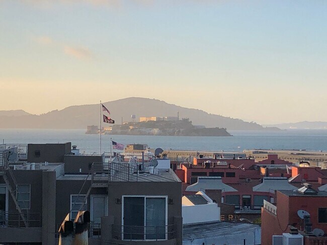 Building Photo - RENOVATED 3BR w/ Dining Room. VIEWS! Parking Avail., FREE Laundry!