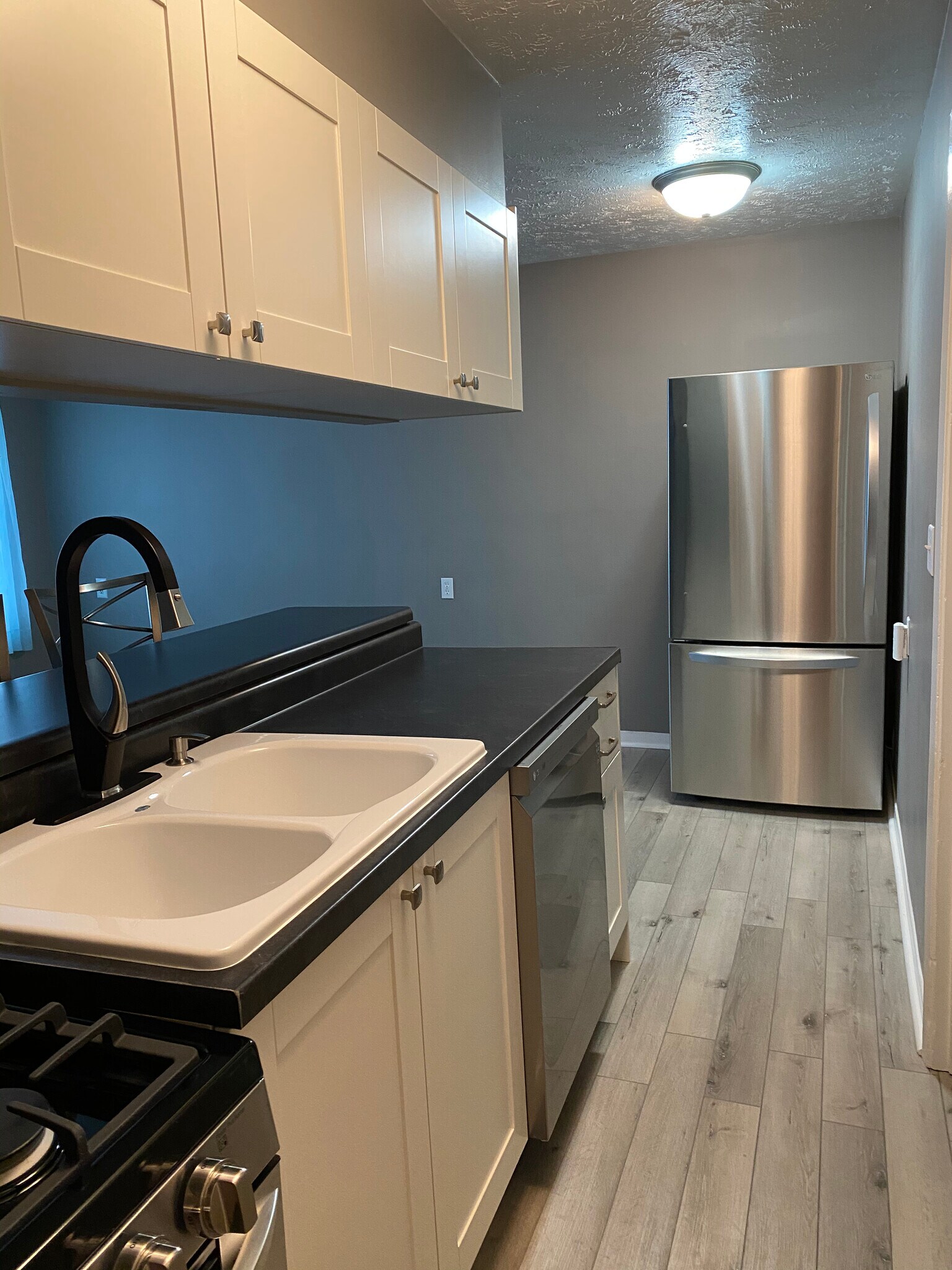 Stainless steel Appliances - 403 W Boone St