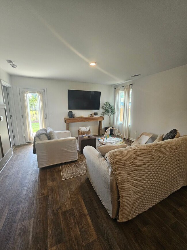 Building Photo - 4 Bedroom Home in Surf City!