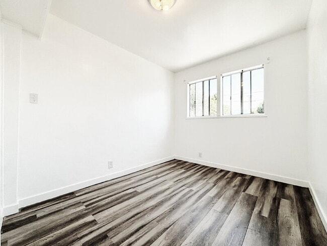 Building Photo - 910 N Herbert Ave