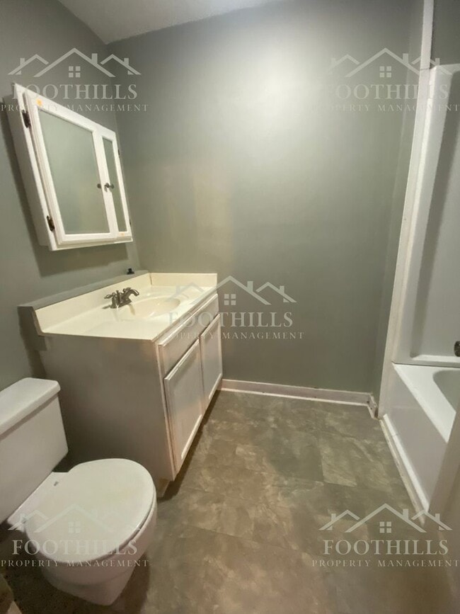 Building Photo - 3-Bedroom Duplex with Appliances Included ...