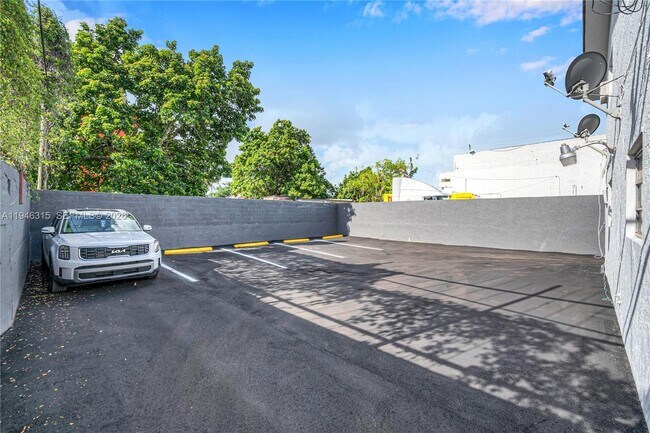 Building Photo - 668 NW 31st St