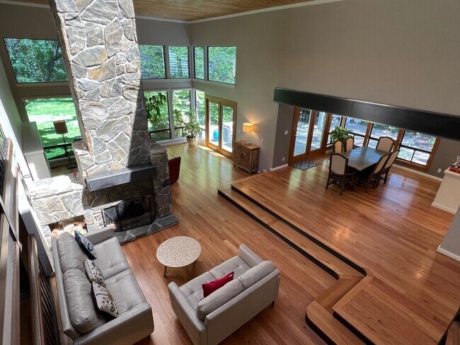 Building Photo - 2720 W Lake Ridge Shores