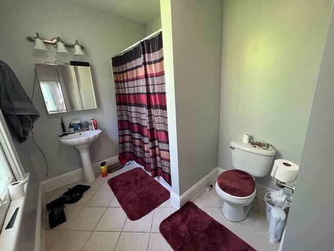 Building Photo - Gorgeous 3 bdrm/2.5 bath newly renovated h...