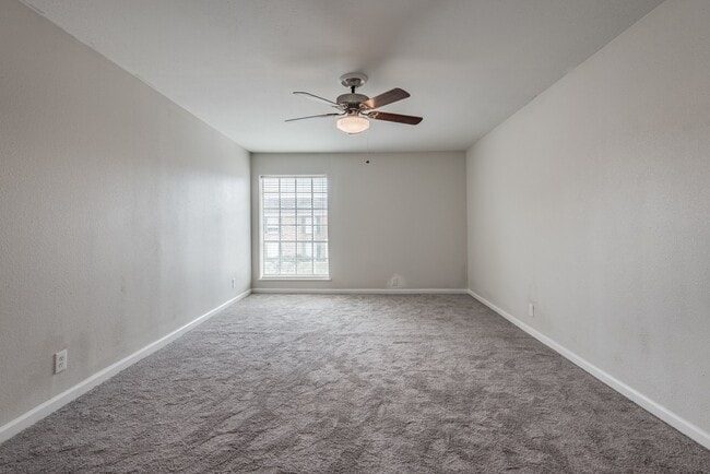 Building Photo - 2121 Fountain View Dr
