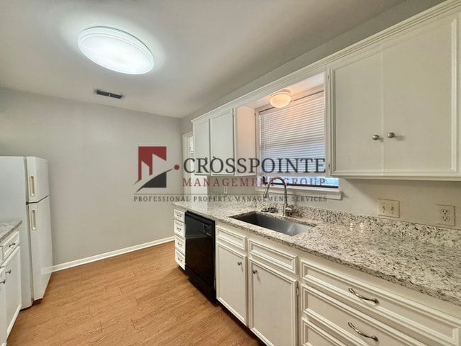 Building Photo - 3 Bedroom, 2 Bathroom Duplex!