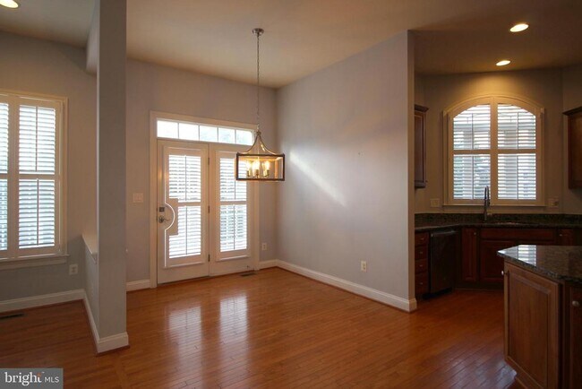 Building Photo - 44136 Riverpoint Dr