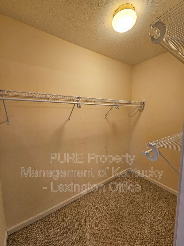 Building Photo - 528 Newbury Way