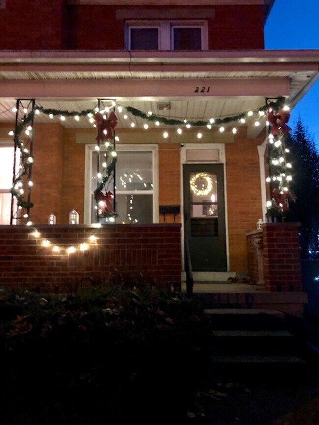 Building Photo - Beautiful 2 bedroom with office in the heart of German Village w/ garage