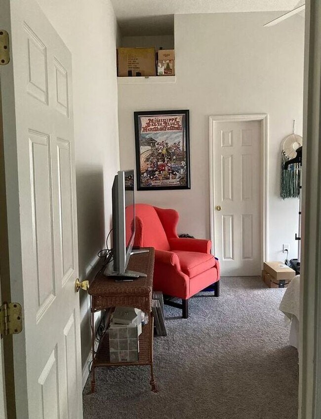 Building Photo - 2 Bedroom 2 Bath Located 1 Mile From Campus!!