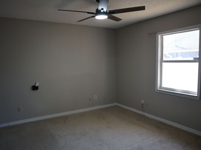 Building Photo - 4 BEDROOM 2 Bath  Pool Home!  Call Carole Arcaro 386-216-4900 Deltona Lakes Realty