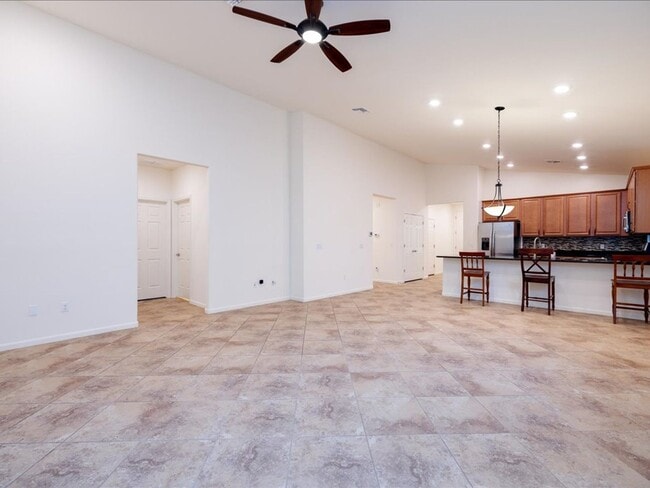 Building Photo - 5 Bedroom 3 Bathroom