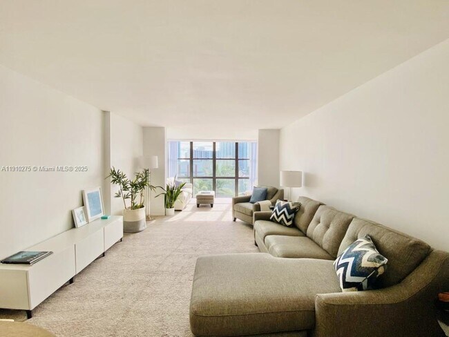 Building Photo - 800 Parkview Dr