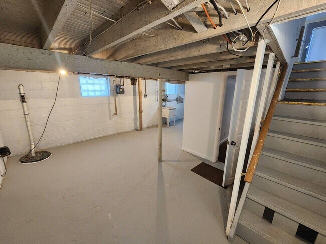 Building Photo - Charming 3-Bedroom Property In Prime location