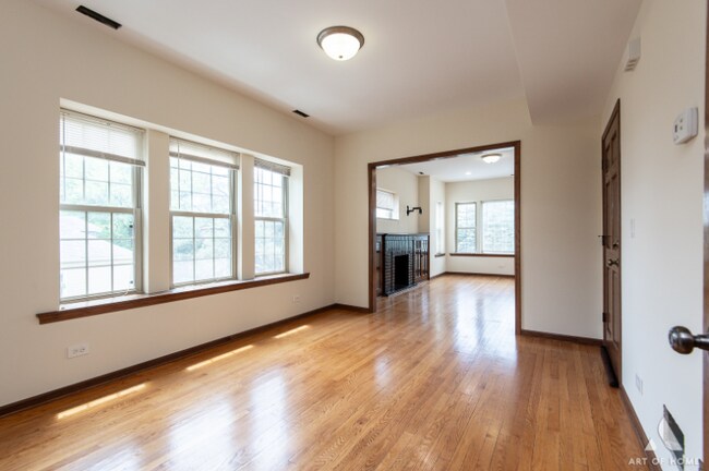 Building Photo - 3301 N Kilbourn Ave