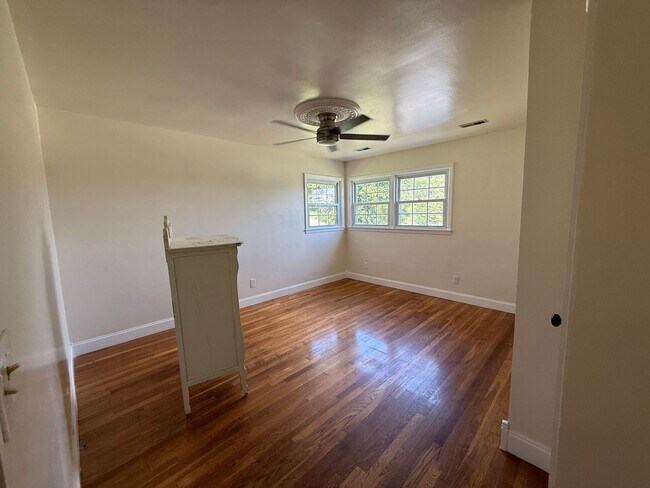 Building Photo - 401 Orchard Dr
