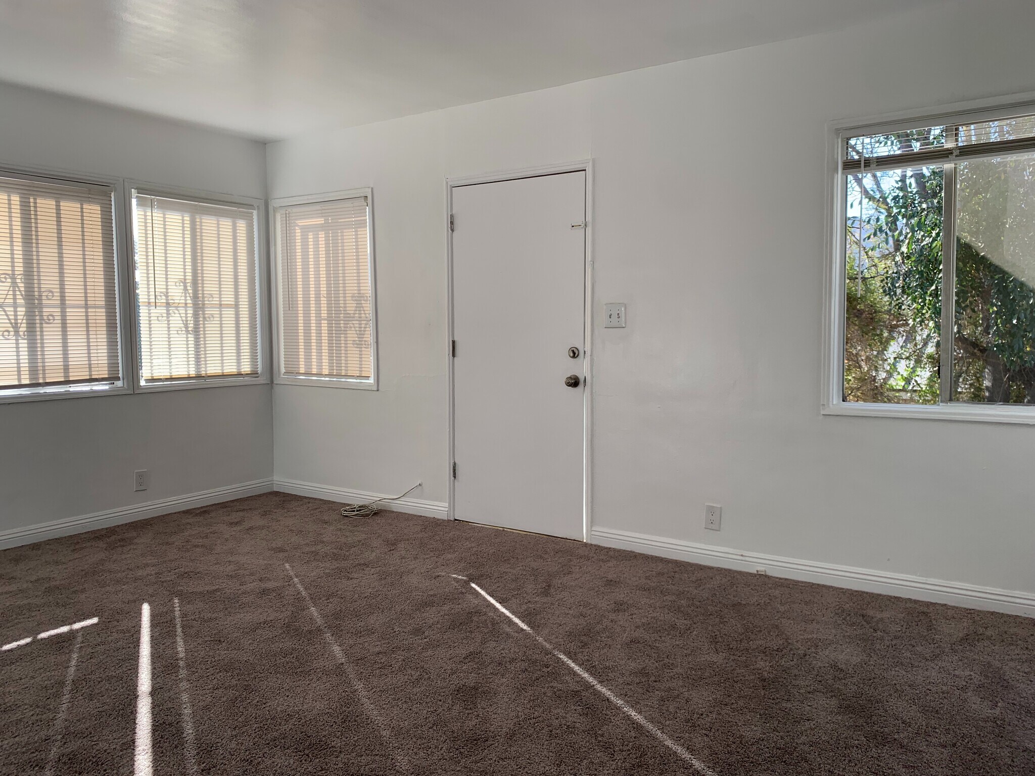 Building Photo - 4137 Chevy Chase Dr