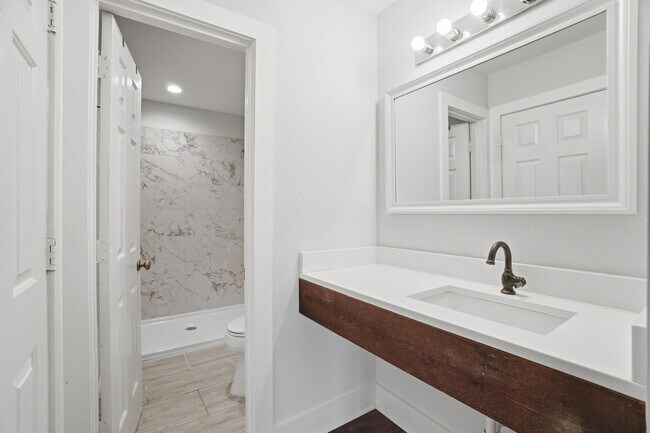 Building Photo - Beautifully Updated Condo with High-End Finishes Throughout