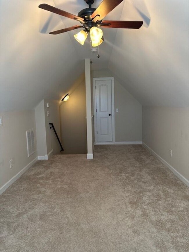 Building Photo - 3 Bed/2 Bath Home with Bonus Room & Screen...