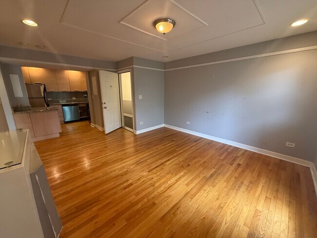 Building Photo - 6954 N Greenview Ave