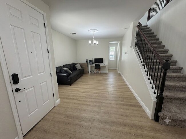 Building Photo - Spacious 6-bedroom, 2.5-bathroom home in Chandler, Welcome to the family friendly community of Su...