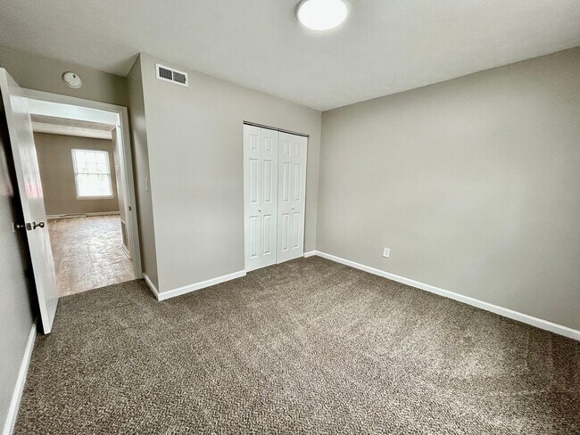 Building Photo - FULLY REMODELED DOWNSTAIRS UNIT!