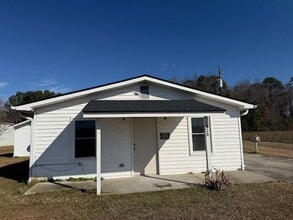 Building Photo - Completely remodeled 3 br 1 bath located in Evergreen NC east commute to Lumberton, Whiteville, E...