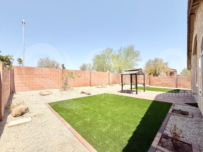 Building Photo - 4234 E Redwood Ln