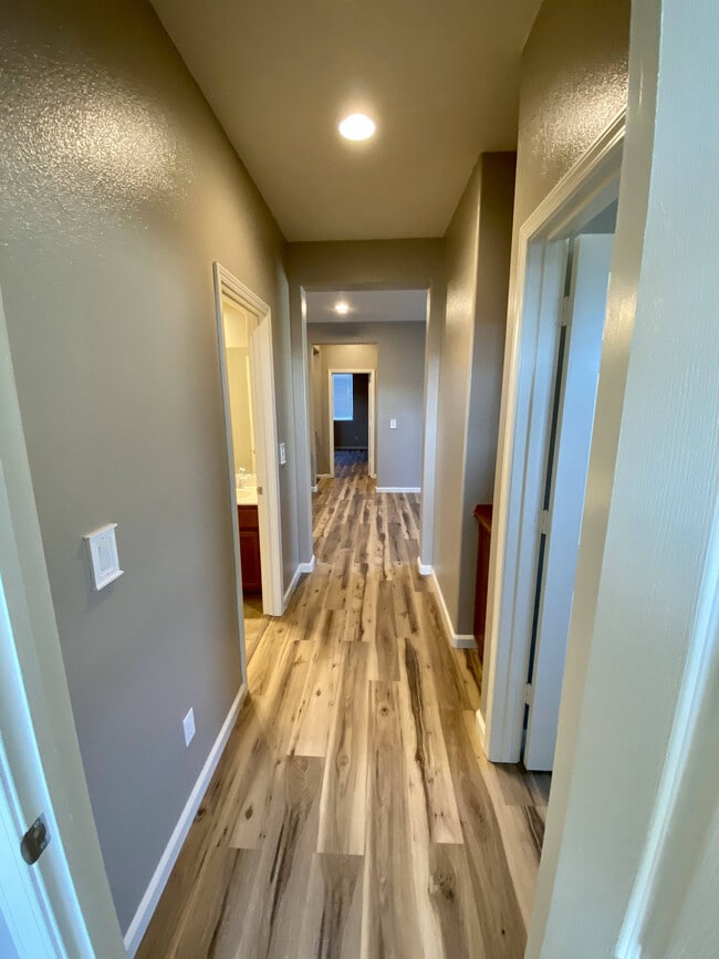 Building Photo - 1001 La Paloma St