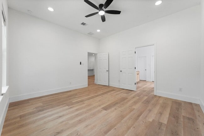 Building Photo - 3531 White Oak Point Dr