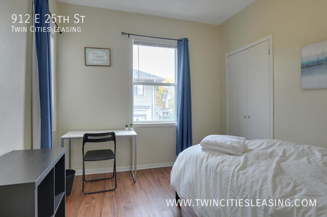 Building Photo - Updated 3 bed, 1 bath Apartment - With on-...