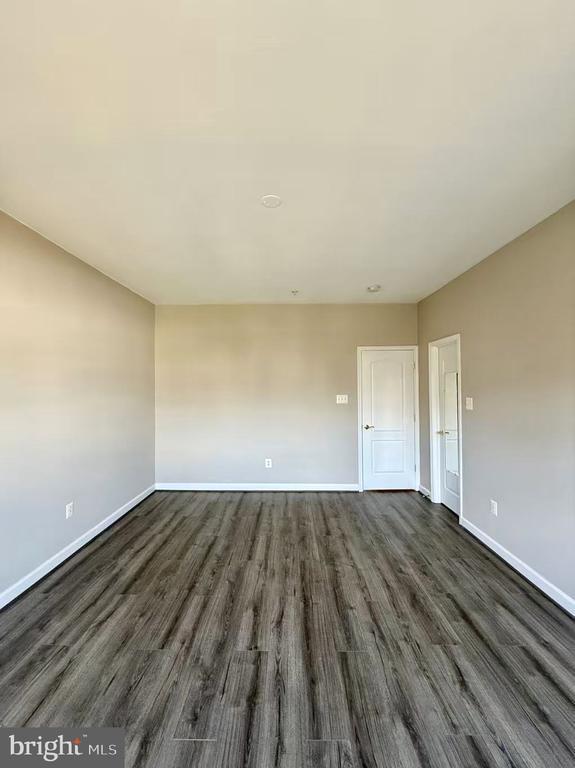 Building Photo - 612 Garden View Square