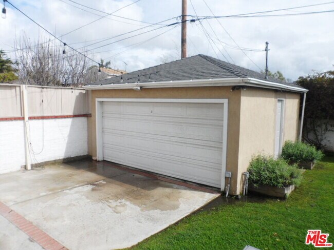 Building Photo - 12566 Woodbine St
