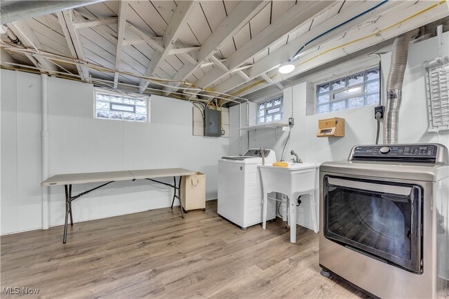 Building Photo - 19205 Pasnow Ave