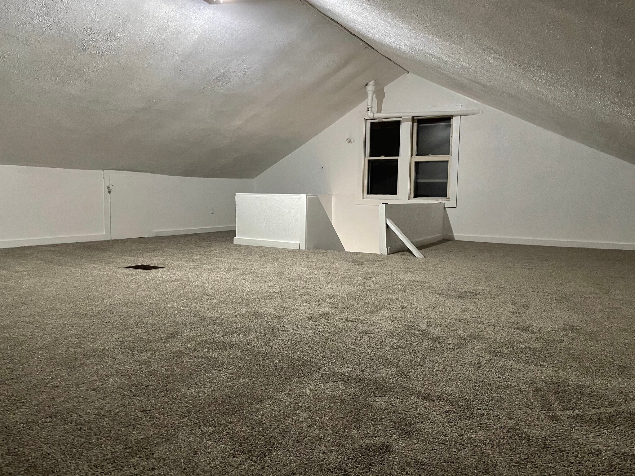 Renovated Huge 3rd Floor - New Carpet - 1331 Nelson St
