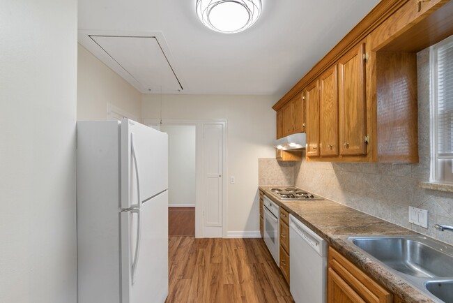 Building Photo - 5710 Greenbriar Dr