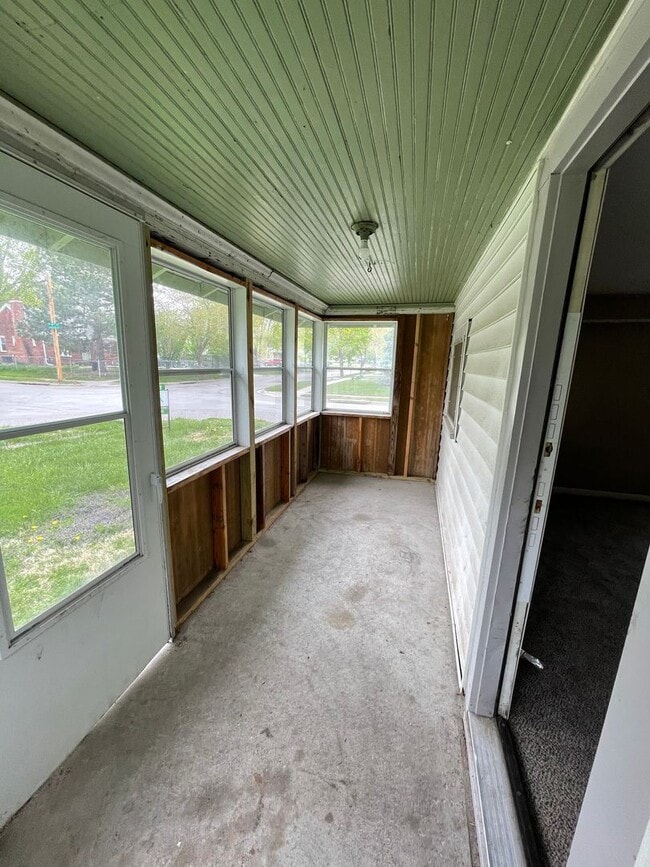 Building Photo - Updated 1-Bedroom with Private Fenced Yard...