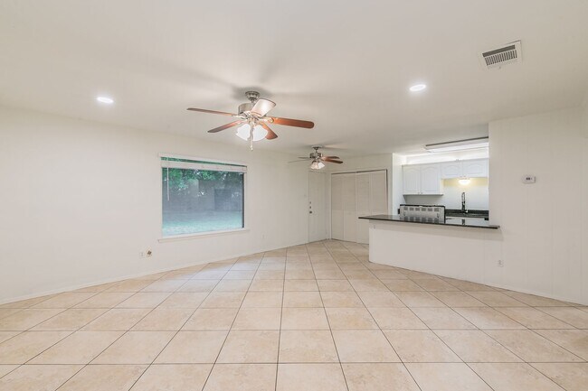 Building Photo - Charming and Updated Home
