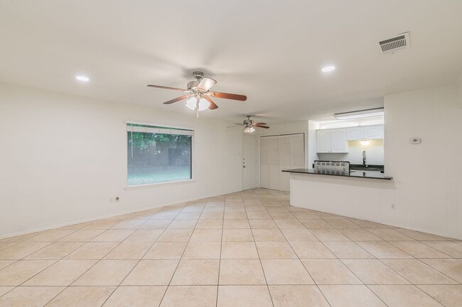 Building Photo - Charming and Updated Home in White Settlement