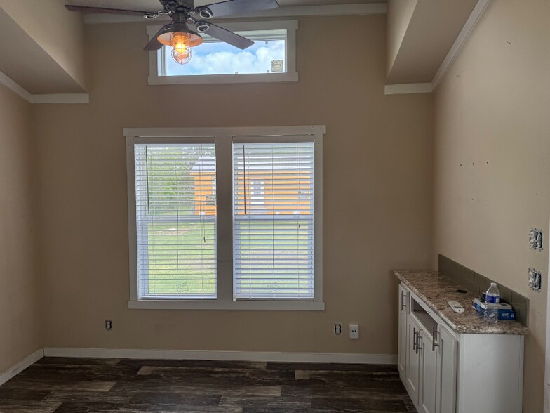 Building Photo - 537 Bunte Rd