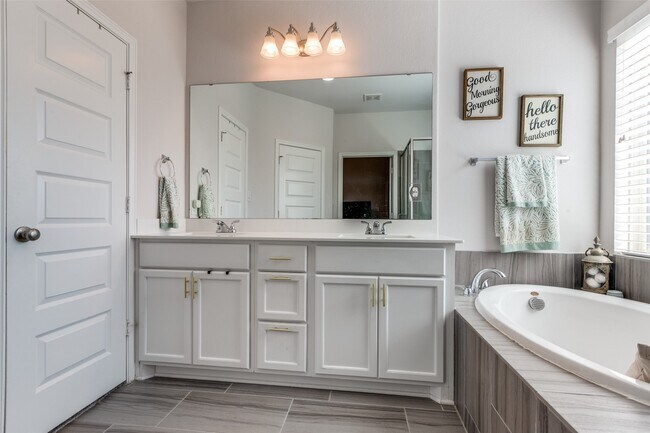 Building Photo - 226 N Bearkat Ct