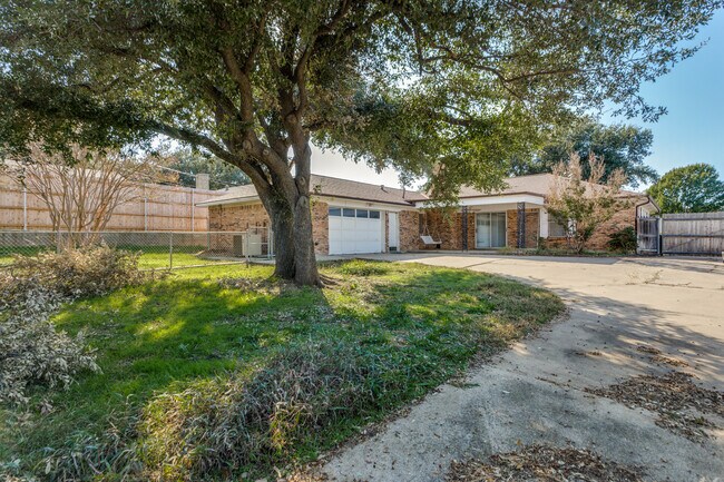 Building Photo - 6801 Lancelot Ct