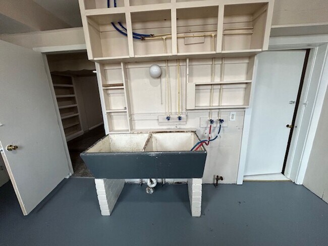 Building Photo - 5 Bed - 1.5 Bath Single Family Home in Lorain