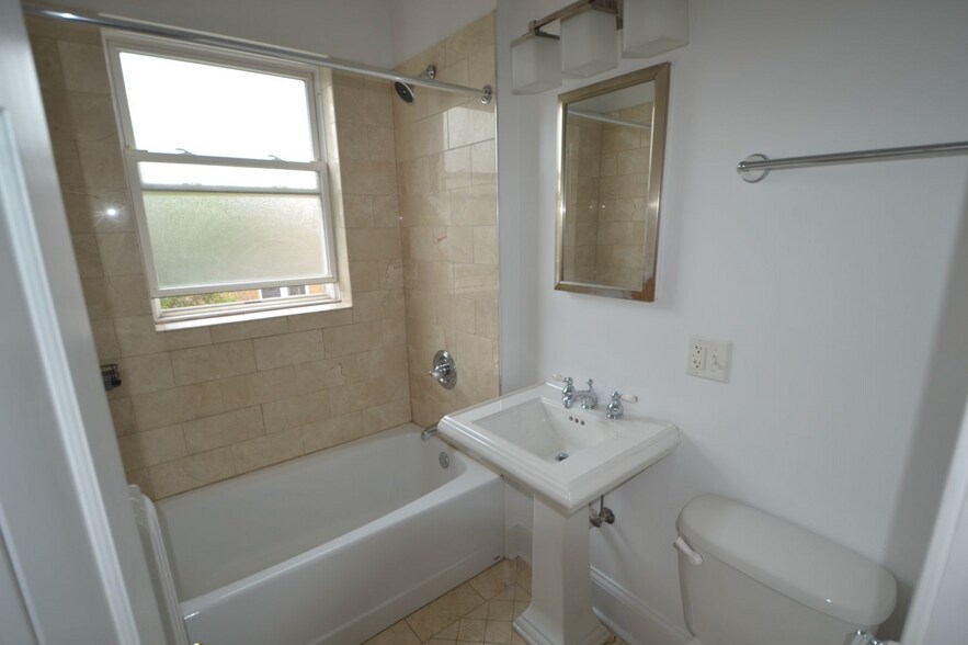 Building Photo - 4427 N Rockwell St