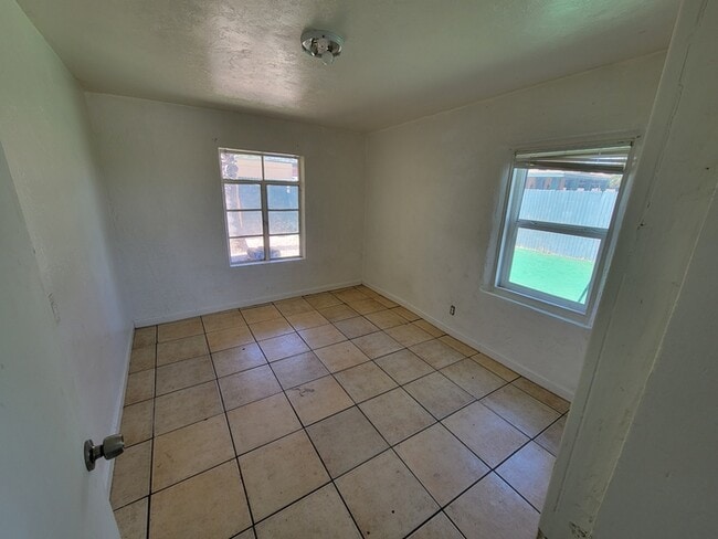 Building Photo - 455 W Thurber Rd