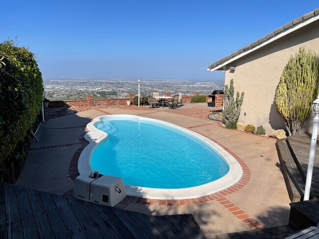 Building Photo - 19 Bronco Dr