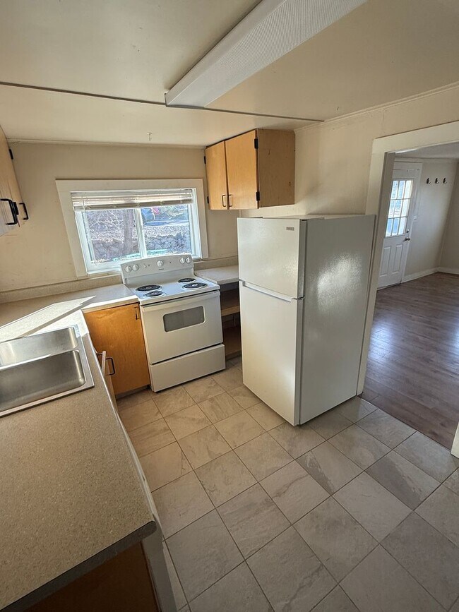 Building Photo - 10 SE Roosevelt Ave